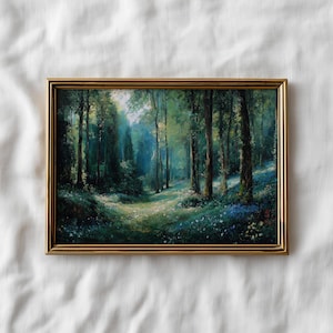 Op de afbeelding: Een ingelijst landschapsschilderij met een zonnige bosscène. Het kunstwerk toont hoge bomen, een pad en een verscheidenheid aan groene en blauwe tinten. De lijst is goudkleurig.