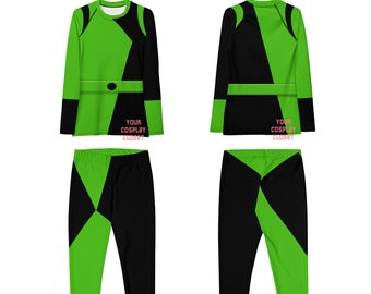 Op de afbeelding: Zwart en groen cosplay kostuum met een shirt met lange mouwen en leggings. Het shirt heeft een zwart en groen geometrisch patroon en de leggings hebben een vergelijkbaar patroon. De tekst "YOUR COSPLAY CLOSET" is gedrukt op het shirt en de leggings.