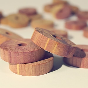 60 x AROMATIC RED CEDAR Wood Rings Moth Balls - Eco Friendly Naphthalene Balls - Natural Insect And Moth Repellent -  Anti Mite Wood Crafts