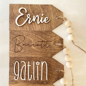 Personalisierte Weihnachtssümpfe, Namensanhänger, Namensanhänger aus Holz, personalisierte Holzanhänger, Geschenkanhänger aus Holz mit Perlen