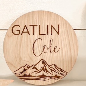 Signo de nombre de bebé / Letrero de anuncio de nacimiento / Letrero de nombre de madera grabado / Decoración de guardería de madera / Accesorio fotográfico para recién nacidos / Regalo de baby shower