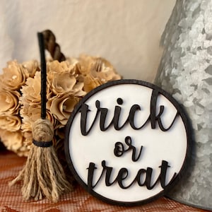 Halloween-Zeichen | Türschild | Herbst Türschild | Süßes oder Saures | Hexenbesen | Halloween Tiered Tablett Dekor | Herbst | Laser geschnitten, graviert