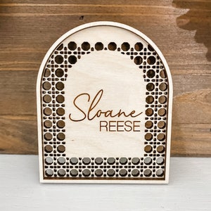 Segno del nome del bambino Boho / Segno dell&#39;annuncio di nascita / Segno del nome in legno inciso / Segno del nome della scuola materna in rattan / Puntello fotografico neonato / Regalo per la doccia del bambino
