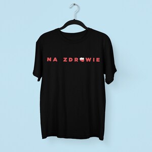 Puede incluir: Camiseta negra con el texto "NA ZDR" y un gráfico de la bandera polaca roja y blanca.