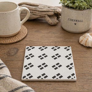 Cornish Flag Coaster – Square White Ceramic Drink Coaster with St Piran’s Flag Pattern, Cornwall Gift, Cornish Homeware