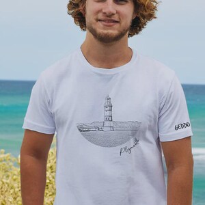 May include: White t-shirt featuring a black and white illustration of a lighthouse on a small island, with the word "Plymouth" below. The shirt also has the word "GEDDO" printed on the right side.