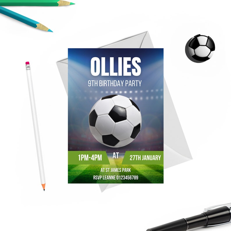 Pu&ograve; includere: Un invito a una festa di compleanno a tema calcistico, di colore blu e verde, con un pallone da calcio al centro. L'invito recita "OLLIES 9TH BIRTHDAY PARTY 1PM-4PM AT 27TH JANUARY AT ST JAMES PARK RSVP LEANNE 0123456789".