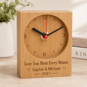 Reloj de madera personalizado, regalo de 5º aniversario, reloj de aniversario de madera grabado, te amo más cada minuto, regalo para parejas