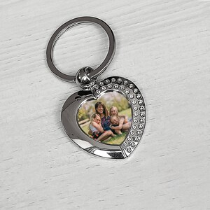 Pu&ograve; includere: Portachiavi a forma di cuore argentato con una foto di una famiglia di quattro persone. Il portachiavi ha un anello per attaccarlo alle chiavi.