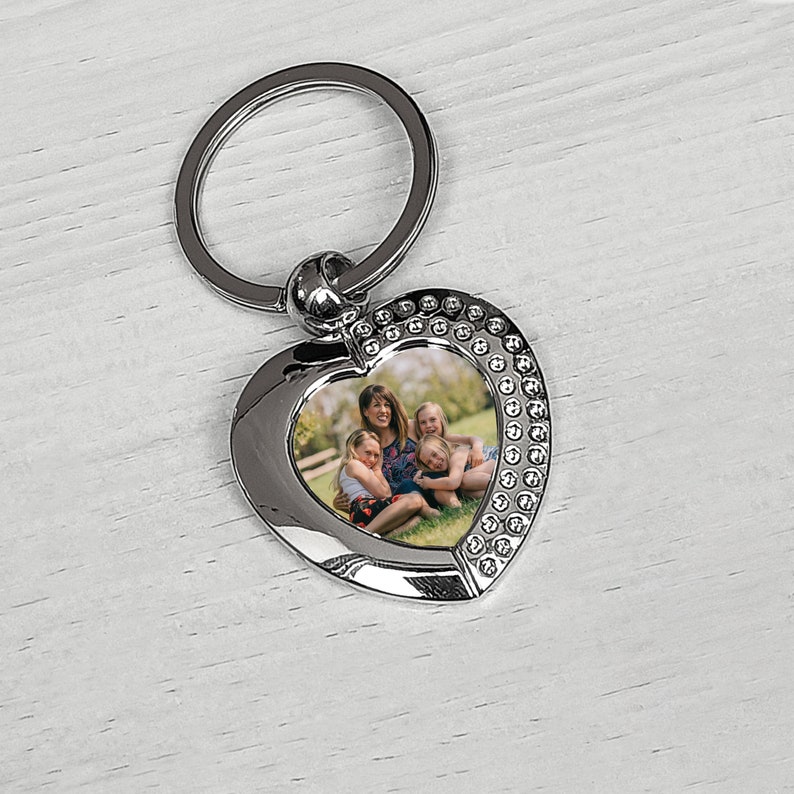 Pu&ograve; includere: Portachiavi a forma di cuore argentato con una foto di una famiglia di quattro persone. Il portachiavi ha un anello per attaccarlo alle chiavi.