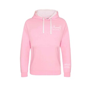 Pode incluir: Camisola de moletom rosa com capuz com texto branco que diz "Mommy Est. 2022" na frente e "Made for the Best" na manga esquerda.