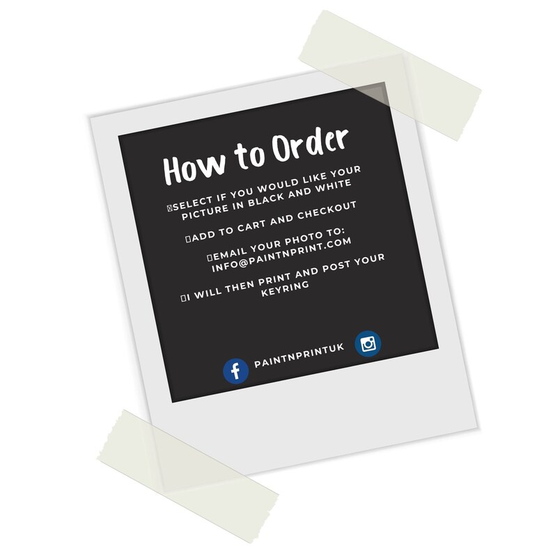 Pu&ograve; includere: Foto in bianco e nero con istruzioni su come ordinare un portachiavi personalizzato. Il testo dice "How to Order", "Select if you would like your picture in black and white", "Add to cart and checkout", "Email your photo to: info@paintnprint.com", "I will then print and post your keyring". Ci sono icone di social media per Facebook e Instagram.