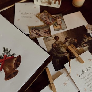 Puede incluir: Una colecci&oacute;n de tarjetas con vers&iacute;culos b&iacute;blicos y una peque&ntilde;a decoraci&oacute;n de casa de madera. Las tarjetas est&aacute;n decoradas con estrellas y tienen un estilo r&uacute;stico y vintage.