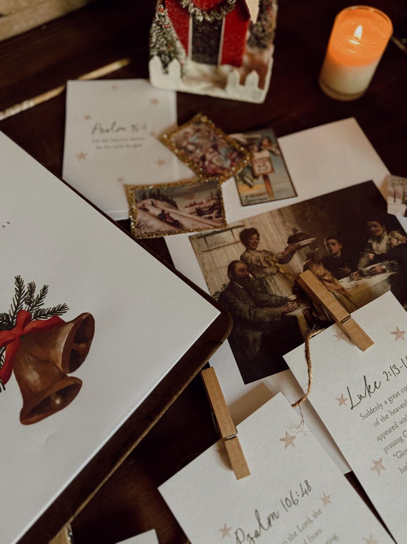 Puede incluir: Una colecci&oacute;n de tarjetas con vers&iacute;culos b&iacute;blicos y una peque&ntilde;a decoraci&oacute;n de casa de madera. Las tarjetas est&aacute;n decoradas con estrellas y tienen un estilo r&uacute;stico y vintage.