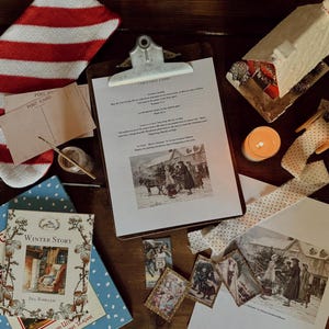 Puede incluir: Una colecci&oacute;n de art&iacute;culos navide&ntilde;os que incluyen una media rayada roja y blanca, una postal, un libro titulado "Winter Story", un portapapeles con una sugerencia para escribir una tarjeta navide&ntilde;a, una peque&ntilde;a figura de casa, una vela y una postal de estilo vintage.