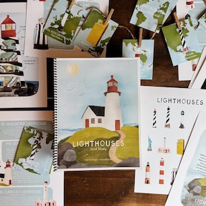 Puede incluir: Colección de materiales educativos con ilustraciones de faros. Incluye un libro encuadernado en espiral titulado "Lighthouses Unit Study", varias impresiones y tarjetas con diseños de faros y el texto "Inside of a Lighthouse".