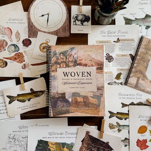 Puede incluir: Una colección de materiales educativos, que incluye un libro encuadernado en espiral titulado "Woven History & Geography Series", y varias tarjetas ilustradas. Las tarjetas presentan imágenes de conchas marinas, peces, mapas y temas históricos. La paleta de colores es apagada con ilustraciones de estilo vintage.