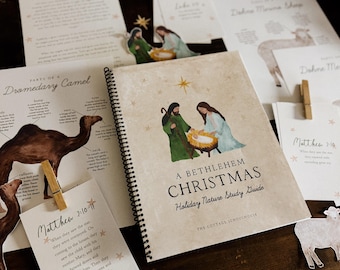 Puede incluir: Una guía de estudio encuadernada en espiral "A Bethlehem Christmas" con ilustraciones de la escena de la natividad. También hay tarjetas y recortes de un camello, una oveja y texto bíblico. La guía es para el estudio de la naturaleza en vacaciones.