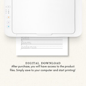 Op de afbeelding: Een witte printer die een vel papier met cursief handschrift afdrukt. De woorden "field", "farm" en "patience" zijn zichtbaar. De tekst "DIGITALE DOWNLOAD" en extra instructies staan ook op de afbeelding.
