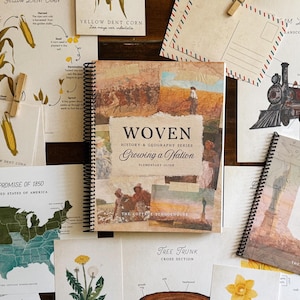 Puede incluir: Un libro educativo de espiral titulado Woven History & Geography Series Growing a Nation Elementary Guide, rodeado de varias tarjetas de estudio impresas, un mapa de los Estados Unidos, una ilustración de locomotora de vapor y diagramas botánicos.