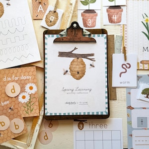 Puede incluir: Material educativo con temática de primavera. Incluye un portapapeles con una ilustración de colmena, ejercicios de trazo, tarjetas con palabras como "gusano" y "árbol", y tarjetas de reconocimiento de números y letras. Ilustraciones en acuarela.
