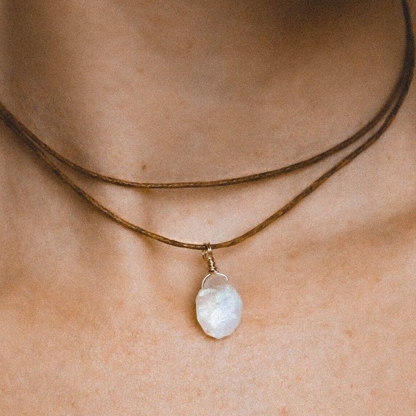 Ras de cou en pierre de lune brute, collier de pierres de lune, pierre de naissance de juin, collier de pierres précieuses, collier de cristal, collier de pierres précieuses, collier femme