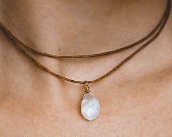 Ras de cou en pierre de lune brute, collier de pierres de lune, pierre de naissance de juin, collier de pierres précieuses, collier de cristal, collier de pierres précieuses, collier femme