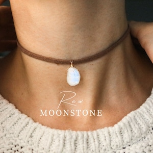 roher mondstein choker, roher mondstein kette, minimalistische kette Edelstein, Geburtsstein Kette Juni, samtchoker raw moonstone choker, raw moonstone necklace, minimalistic necklace gemstone, birthstone necklace june, suede choker