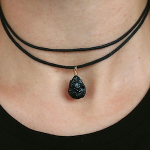 Ras de cou tourmaline noire, collier tourmaline brute, pendentif goutte tourmaline, collier avec pierres de naissance, collier de pierres précieuses, tour de cou noir, cristal