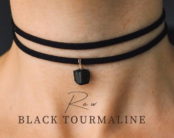 ROHER Schwarzer Turmalin-Anhänger an einem Samtchoker, handgemachter Naturschmuck, schwarzer turmalin kette, choker schwarz, samtchoker