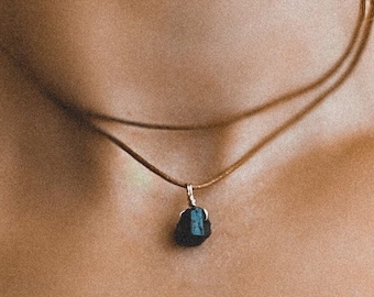 Gargantilla de turmalina negra cruda, alambre de plata y oro, collar de cordón de algodón