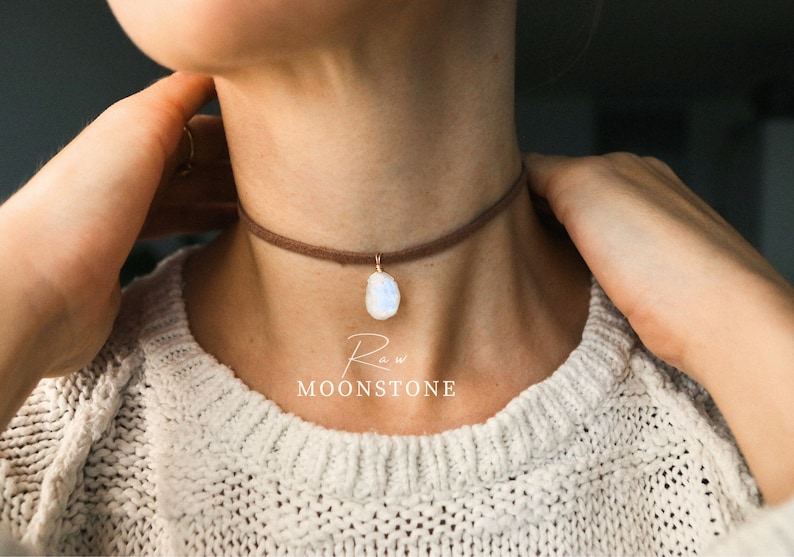 roher mondstein choker, roher mondstein kette, minimalistische kette Edelstein, Geburtsstein Kette Juni, samtchoker raw moonstone choker, raw moonstone necklace, minimalistic necklace gemstone, birthstone necklace june, suede choker