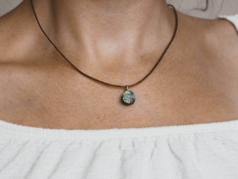 RAW Labradorite Choker, Labradorite Necklace, Gemstone Choker, Crystal Necklace, Layered Necklace, Labradorite Pendant on Choker Chain zdjęcie 7