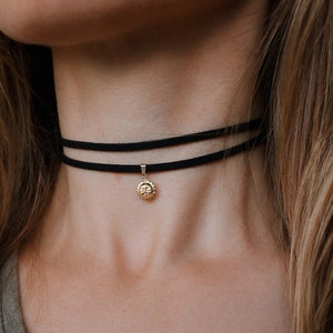 Choker Sonne, Sonnenanhänger Kette, Choker schwarz, Sonne Gold, Geschenk freundin, Boho Kette, Wickelkette, Sonne Gesicht, veganes Wildleder