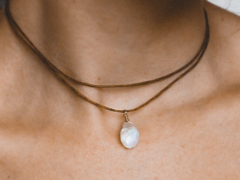 roher mondstein choker, mondstein kette, raw moonstone choker, rainbow moonstone, regenbogen mondstein