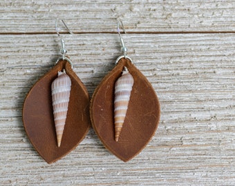 Leather and sea shell earrings, Beach bridesmaid jewelry, Gift for friend, Gift for daughter, Seashell earrings, Gift for mom, beach gifts