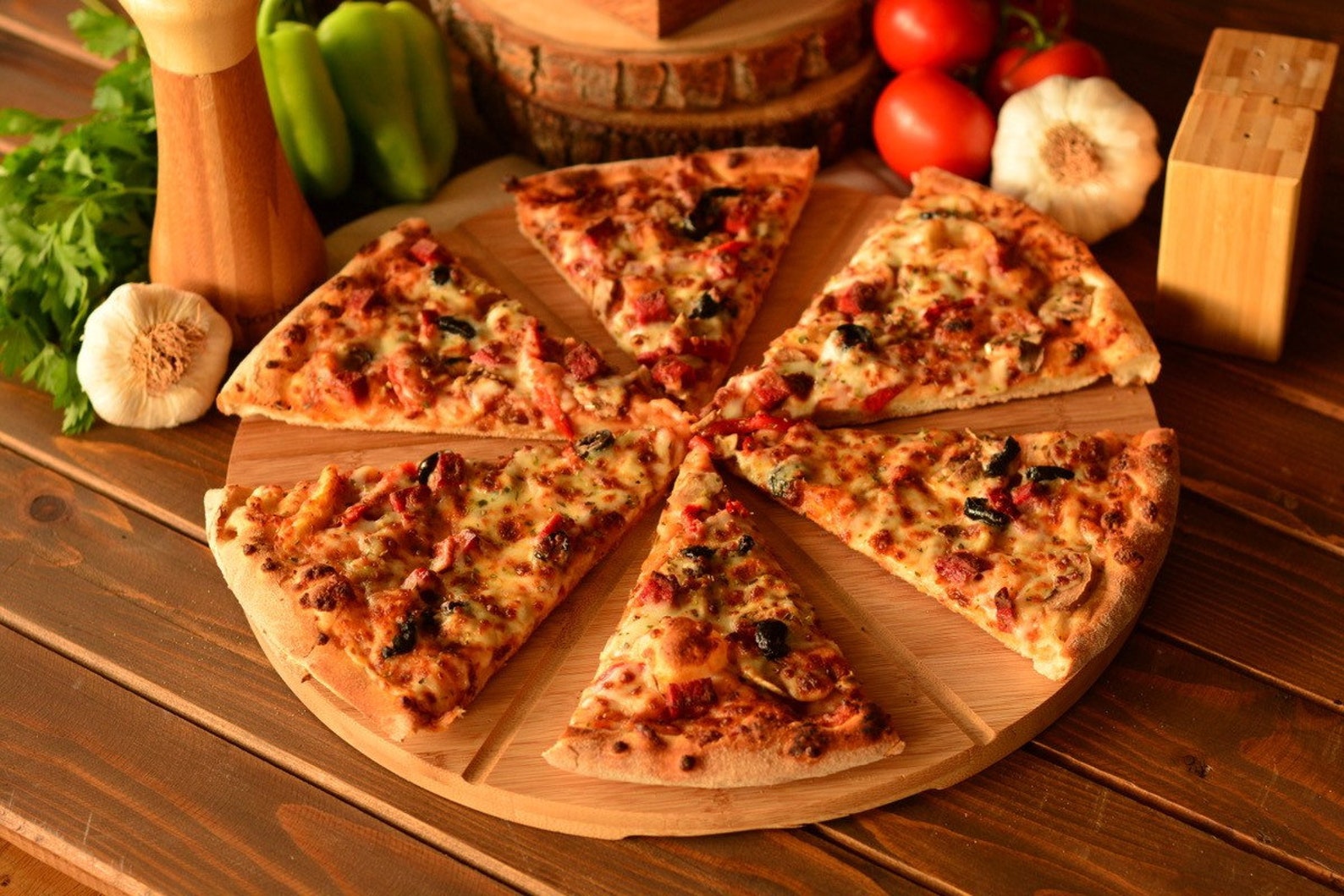 3 кусочка пиццы. Кусок пиццы. Пицца нарезанная. Пицца треугольник. Треугольная пицца.