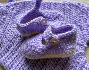 Patucos de bebé estilo Mary Jane tejidos a crochet – 0–3 meses