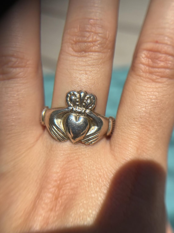 ESTATE JEWELRY - Sterling silver claddagh ring