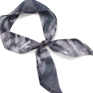 Lichtgewicht skinny sjaal van chiffon – zwart met bruine en lichtblauwe accenten – veelzijdig voor nek, hoofd, haar of tas/portemonnee