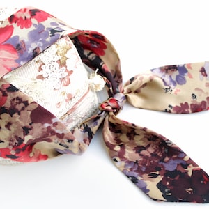 Écharpe fine bordeaux en satin soyeux, cheveux courts. Cadeau de Noël pour femme. Echarpes fines de luxe pour le cou, le sac à main et la tête. Accessoire d'automne.
