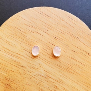 Puces d&#39;oreilles ovales en quartz rose | Clous d&#39;oreilles roses | Poteaux en argent sterling | Clous d&#39;oreilles en quartz rose | Boucles d&#39;oreilles montantes en quartz rose curatif