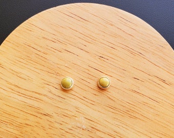 5 mm gele turquoise oorknopjes | Kleine turquoise hengsten | Sterling zilveren turquoise post oorbellen | Gele hengsten | Dagelijkse oorbellen