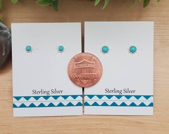 Sierlijke 3mm 4mm kleine turquoise post oorbellen | Super kleine sterling zilveren turquoise oorknopjes | Sterling zilveren hengsten | Turkoois hengsten
