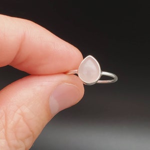 Anillo de cuarzo rosa delicado / Anillo de cuarzo rosa en plata esterlina / Anillo de lágrima con gema pequeña / Anillo de cuarzo rosa sencillo / R-10374 Cuarzo rosa
