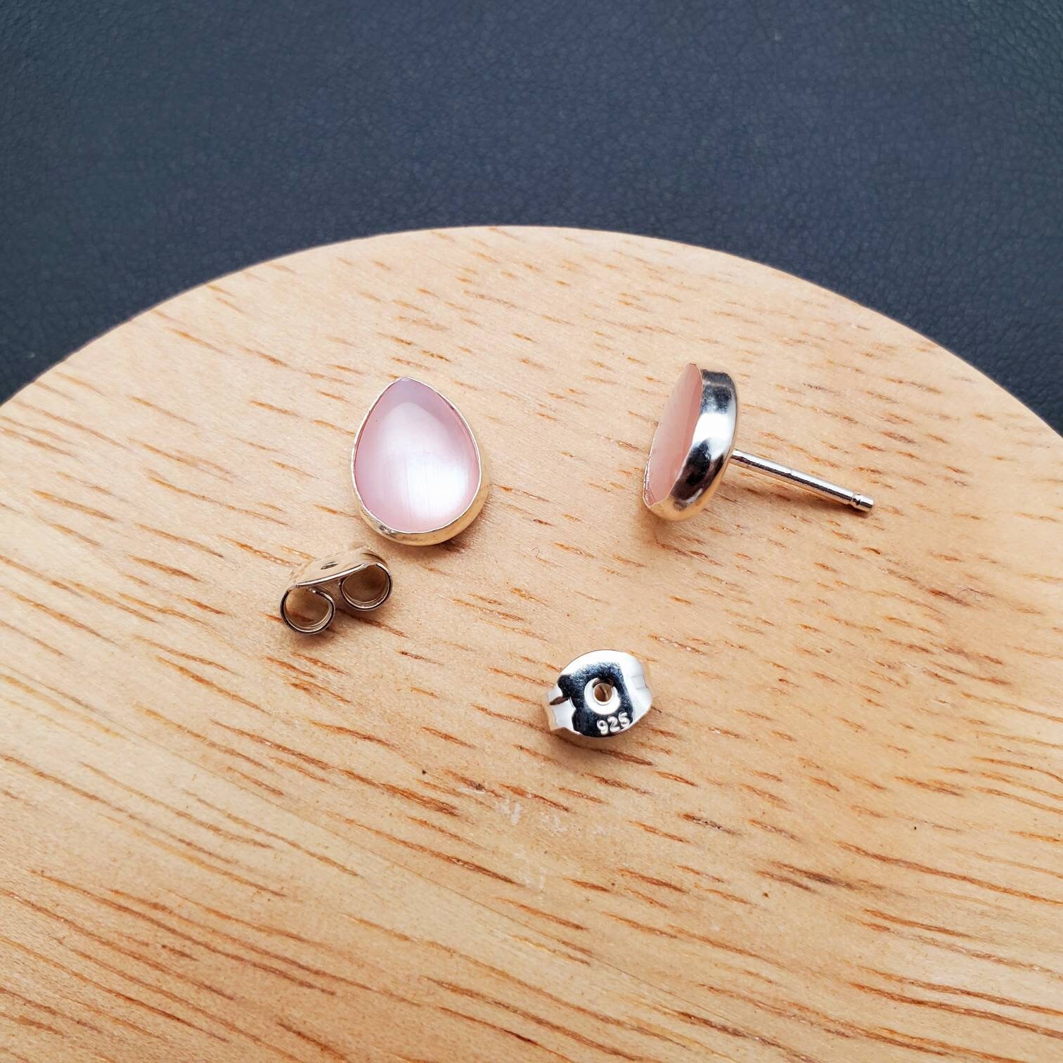 上品なピンクのマザーオブパールスタッドピアス | ピンクのティア 
