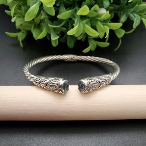 BC#137 | Sterling Silber Blautopas Armband Manschette | Balinesisches Armband mit Blautopas Edelstein | Zierliches balinesisches Edelstein Armband