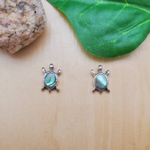 AS#03 / Piccoli orecchini a bottone con intarsio di tartaruga abalone / Orecchini a bottone con tartaruga con guscio di abalone in argento sterling / Piccoli orecchini a bottone con intarsio di tartaruga / Perni d&#39;argento