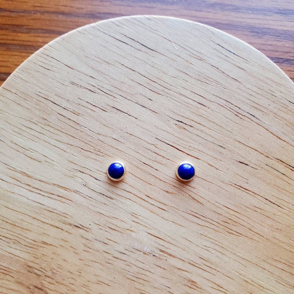 Petites boucles d'oreilles en lapis bleu Dainty 4 mm | Clous d'oreilles en argent sterling en lapis-lazuli | Bijoux en argent lapis | Petits clous bleus | Fabriqué aux États-Unis