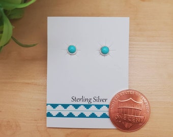 Pendientes pequeños de turquesa Kingman de 4 mm / Pendientes pequeños de turquesa con pasador en plata de ley / Pendientes delicados de plata con pasador / Postes para uso diario